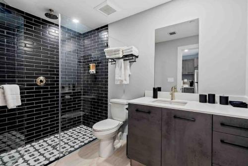 La salle de bains est pourvue de toilettes, d'un lavabo et d'une douche. dans l'établissement Pretty Rola 203 Deluxe Apartment with King Bed Close to Beach and Downtown, à Fort Lauderdale