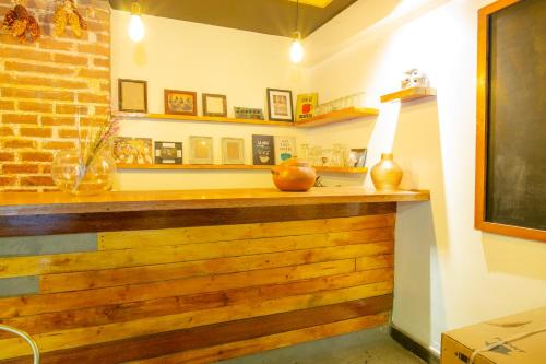 - un bar dans une pièce dotée d'un mur en briques dans l'établissement Sosa House Eco Hotel Boutique, à Huaraz