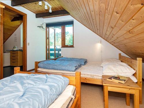 2 Betten in einem Zimmer mit Holzdecken in der Unterkunft Holiday home Ørsted XII in Ørsted
