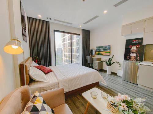 Una habitación de hotel con una cama y una cocina. en Apartment 1BR-FL12th-R103 Building-Vinhome Ocean Park, en Hanói