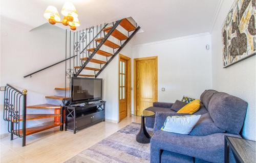 ロス・アルカサレスにある2 Bedroom Awesome Home In Los Alcázaresのソファとテレビのあるリビングルーム