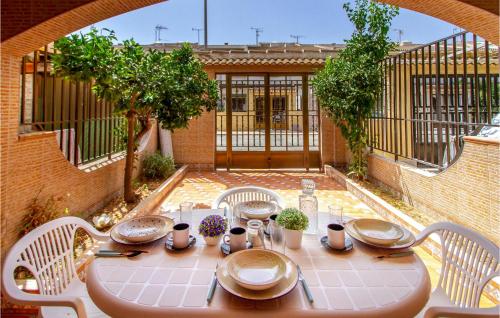 ロス・アルカサレスにある2 Bedroom Awesome Home In Los Alcázaresのパティオ(テーブル、椅子付)