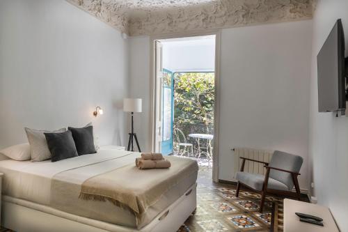 - une chambre avec un lit, une chaise et une fenêtre dans l'établissement B-Garden BCN, à Barcelone