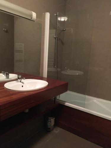 a bathroom with a sink and a shower and a tub at Appartement en centre ville à 30m du télécabine in Font-Romeu-Odeillo-Via