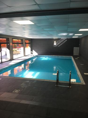 une grande piscine dans un immeuble dans l'établissement Appartement en centre ville à 30m du télécabine, à Font-Romeu-Odeillo-Via