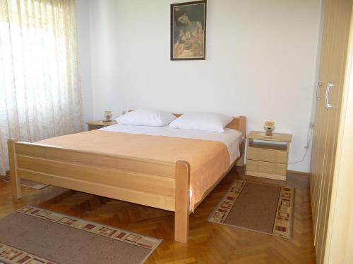 sypialnia z łóżkiem i 2 szafkami nocnymi w obiekcie Apartments with a parking space Malinska, Krk - 19270 w mieście Malinska