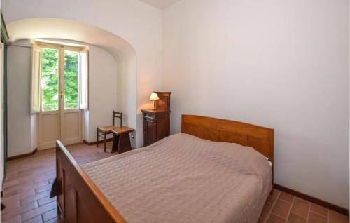 列蒂的住宿－Cozy Home In Rieti With Kitchen，一间卧室设有一张床和一个窗口