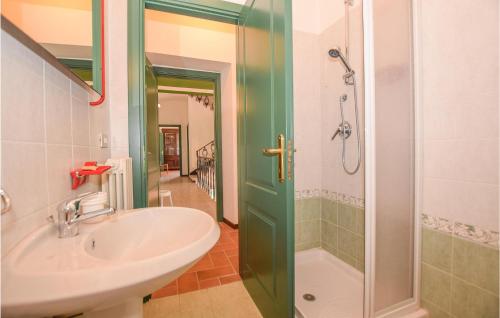 列蒂的住宿－Cozy Home In Rieti With Kitchen，一间带水槽和淋浴的浴室
