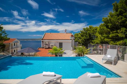 Bazén v ubytovaní Apartments with a swimming pool Brela, Makarska - 19345 alebo v jeho blízkosti