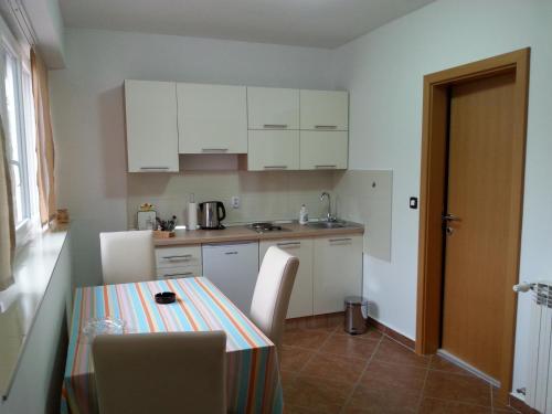 Η κουζίνα ή μικρή κουζίνα στο Apartments with parking space Osijek, Slavonija - 19366