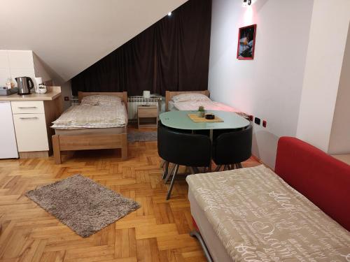 Ένα ή περισσότερα κρεβάτια σε δωμάτιο στο Apartments with parking space Osijek, Slavonija - 19366