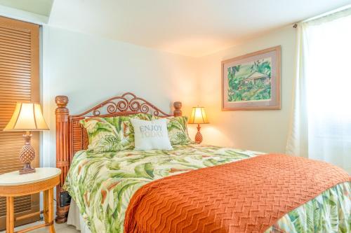 Кровать или кровати в номере Waiakea Villas 2-207
