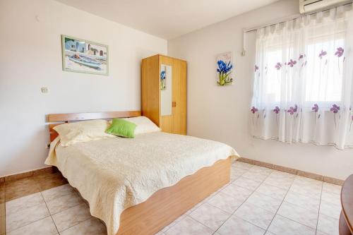 Apartments by the sea Rogoznica - 19367