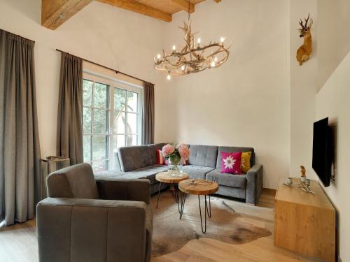 sala de estar con sofá y mesa en Luxurious holiday home with sauna, en Krimml