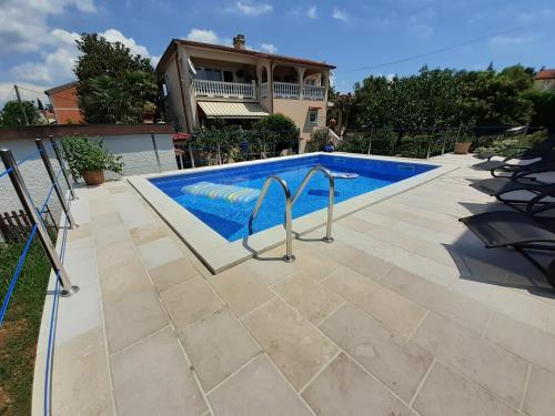 Family friendly apartments with a swimming pool Malinska, Krk - 19304