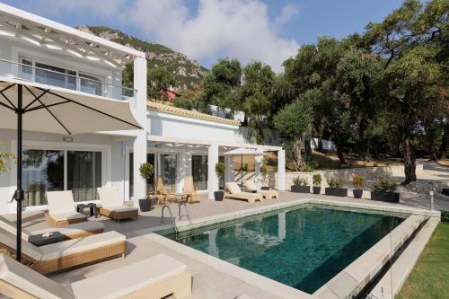 Villa con piscina y casa en Nisos Villas Corfu, en Benitses