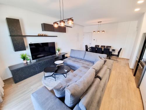 uma sala de estar com um sofá e uma sala de jantar em Lucky Strike Apartment em Nicósia