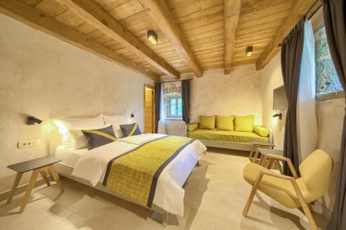 ein Schlafzimmer mit einem Bett und einer Couch darin in der Unterkunft Family friendly house with a swimming pool Bajcici, Krk - 19311 in Vrh