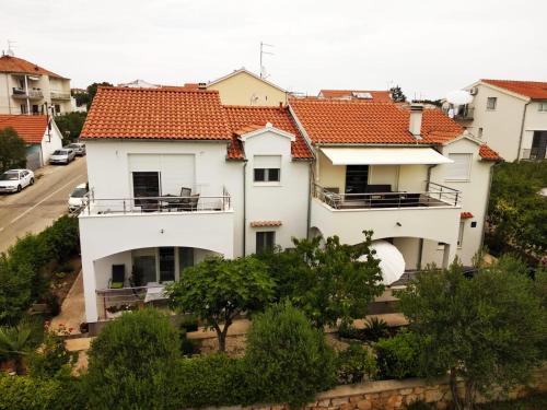 Apartments with parking space Vodice - 19340