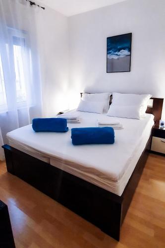Apartments with parking space Vodice - 19340