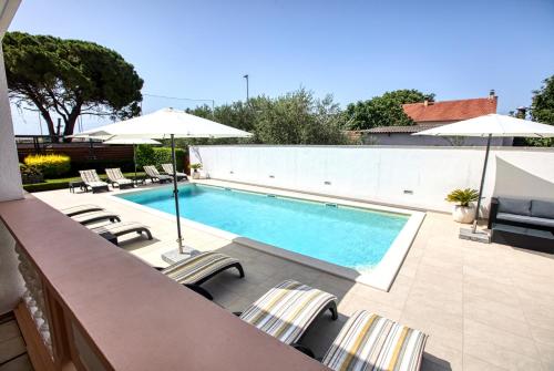 Bazén v ubytování Family-friendly apartments with swimming pools Biograd na Moru, Biograd - 19356 nebo v jeho okolí