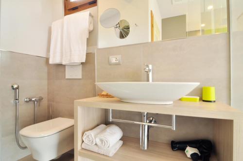 a bathroom with a sink and a toilet at Casa Antonelli in Malcesine