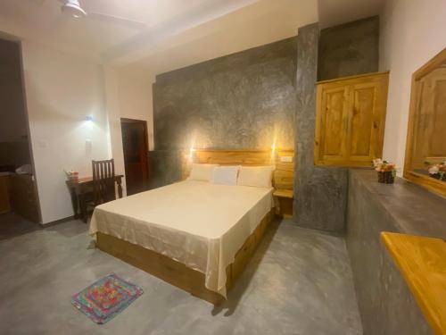 1 dormitorio con 1 cama grande en una habitación en The Cozy Nest en Hikkaduwa