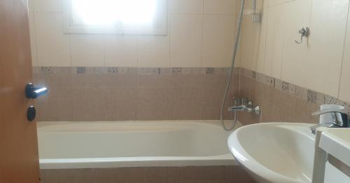 La salle de bains est pourvue d'une baignoire et d'un lavabo. dans l'établissement ELLA LUXURY APARTMENT - (BREAKBOOKING CY), à Limassol