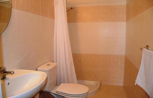 uma casa de banho com um WC branco e um lavatório. em Studio with shower room E5, full kitchen, poolside, FREE WIFI em Pegeia ou Pegya