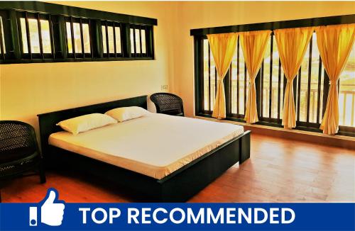 Cama en habitación con 2 ventanas en Urban Hills - Most Recommended, en Kattappana