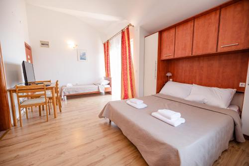 una camera da letto con un grande letto con due asciugamani di Villa Heaven a Donji Zemunik