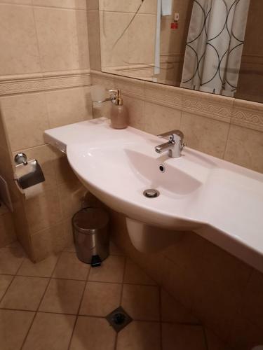 A bathroom at Студио в спа хотел 4 звезди, град Велинград