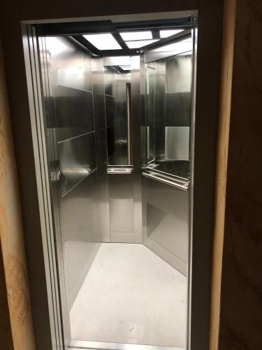 an empty glass cabinet in a room at Apartmani A in Kopaonik