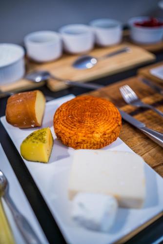 a table topped with different types of bread and cheese at GLAMOUR - Restaurant & SPA in Przeźmierowo