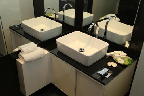 Baño con 2 lavabos y espejo en Veer Luxury Boutique Hotel & Beach Club, en Jounieh