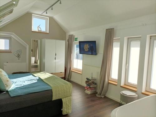 ein Schlafzimmer mit einem Bett und einigen Fenstern in der Unterkunft Küken Winterberg in Winterberg