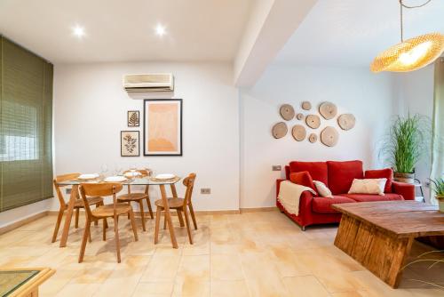 a living room with a red couch and a table at Apartamento Ronda Genil con parking gratuito in Granada