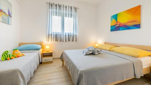 Posteľ alebo postele v izbe v ubytovaní Family-friendly apartments with swimming pools Baska, Krk - 19432
