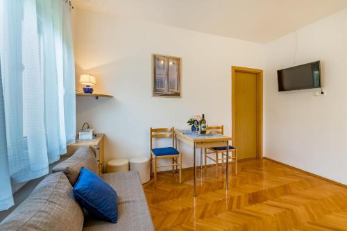 Family-friendly apartments with swimming pool Baska, Krk - 19432