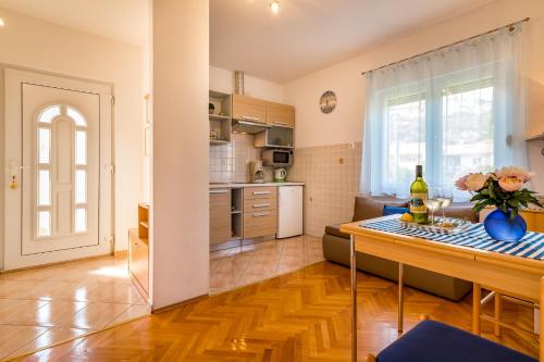 Family-friendly apartments with swimming pool Baska, Krk - 19432