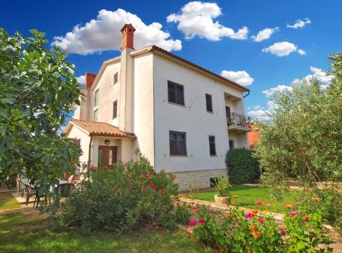 Apartments with parking space Valbandon, Fazana - 19685