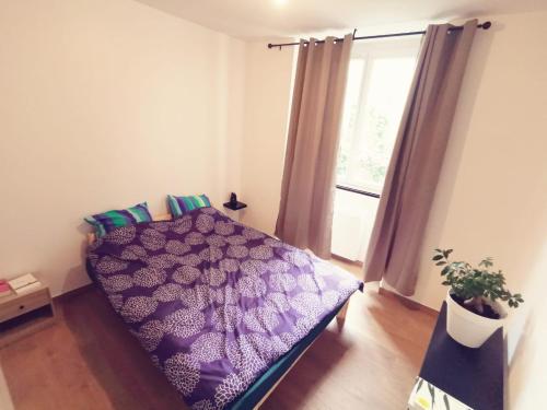 a bedroom with a purple bed and a window at Appartement Prés de la gare RER C-Spacieux 4 pièces in Étampes
