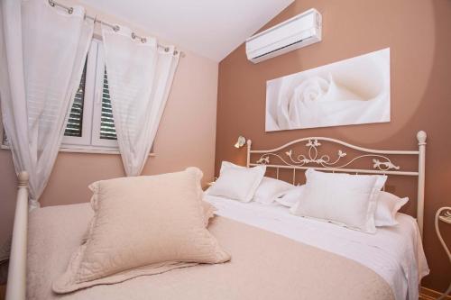 A bed or beds in a room at Holiday house with a parking space Gornja Podgora, Makarska - 19528