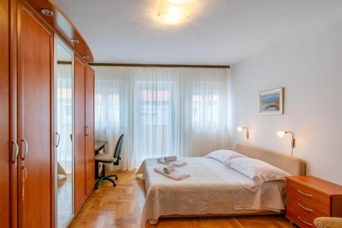 Postel nebo postele na pokoji v ubytování Apartments by the sea Zadar - 19500