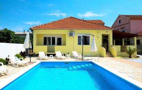 Family friendly house with a swimming pool Sukosan, Zadar - 19564