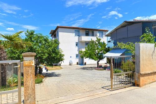 Apartments with parking spaces Stinjan, Pula - 19643