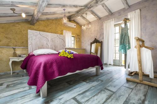 ein Schlafzimmer mit einem Bett mit einer lila Decke in der Unterkunft Apartments by the sea Veli Losinj, Losinj - 19620 in Veli Lošinj