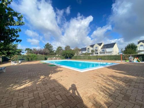 une piscine au milieu d'une cour dans l'établissement Appartement avec mezzanine, piscine et parking - proche plage et clubs sportifs à La Baule - FR-1-245-43, à Guérande