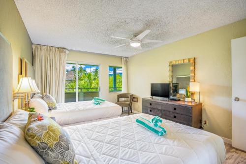 ein Hotelzimmer mit 2 Betten und einem TV in der Unterkunft Plantation Hale D10 in Kapaa