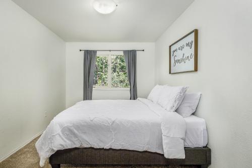 Una cama o camas en una habitación de Carriage House at Ashley
